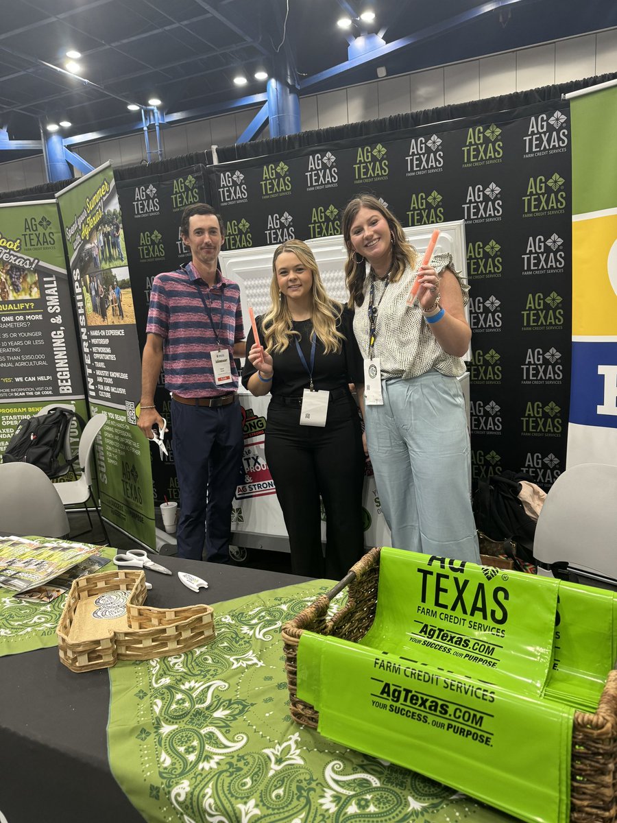 AgTexasFCS's tweet photo. Last day, BEST day! Round out your time at the 96th Annual Texas FFA State Convention with a friendly #AgTexas face and a popsicle! Weβre here at booth #3901-#3903 until 2:00pm! πππ
#AgStrong #FFAStrong #StateConvention2024 https://t.co/bqHk7EqDkj