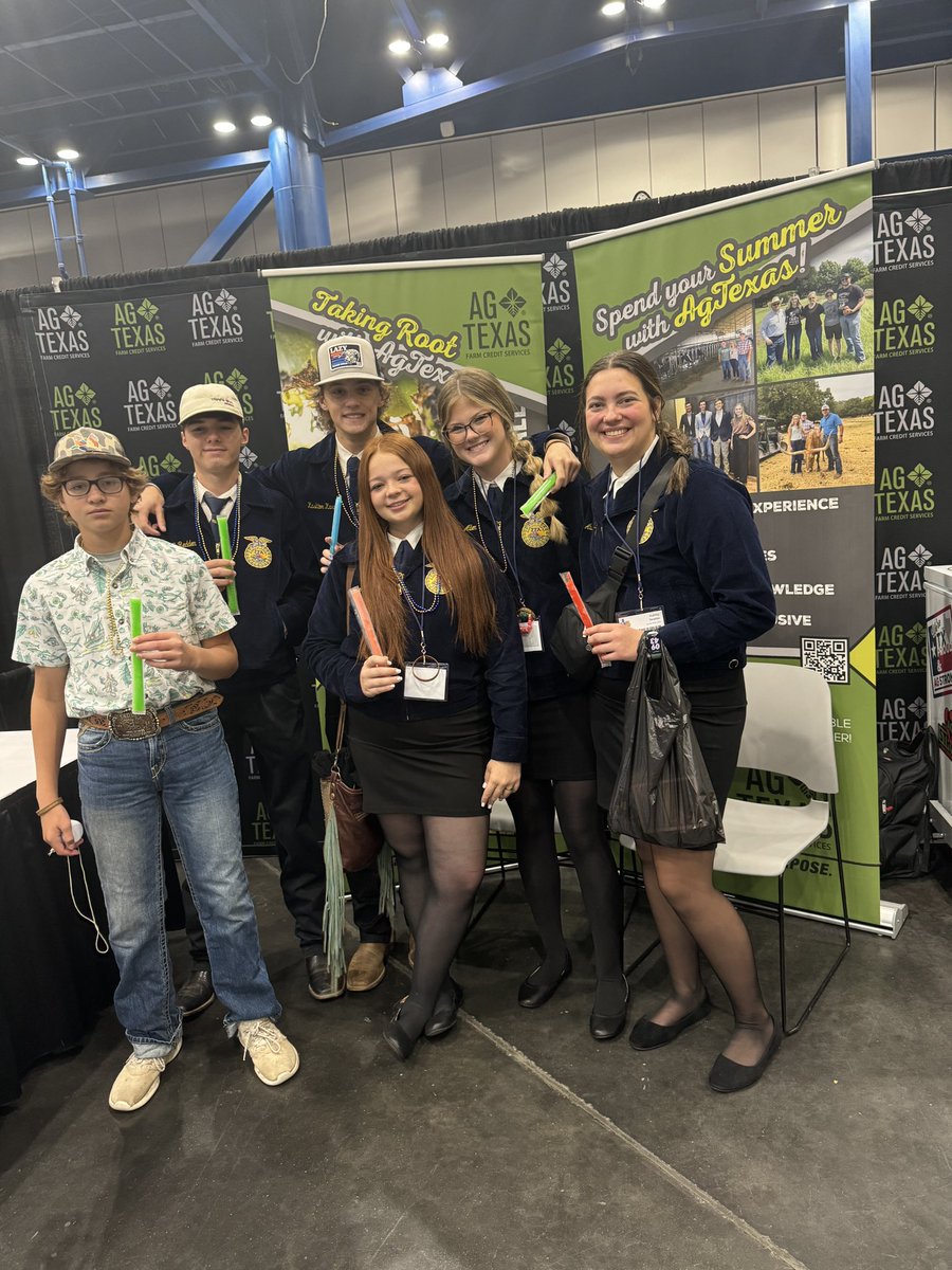 AgTexasFCS's tweet photo. Last day, BEST day! Round out your time at the 96th Annual Texas FFA State Convention with a friendly #AgTexas face and a popsicle! Weβre here at booth #3901-#3903 until 2:00pm! πππ
#AgStrong #FFAStrong #StateConvention2024 https://t.co/bqHk7EqDkj