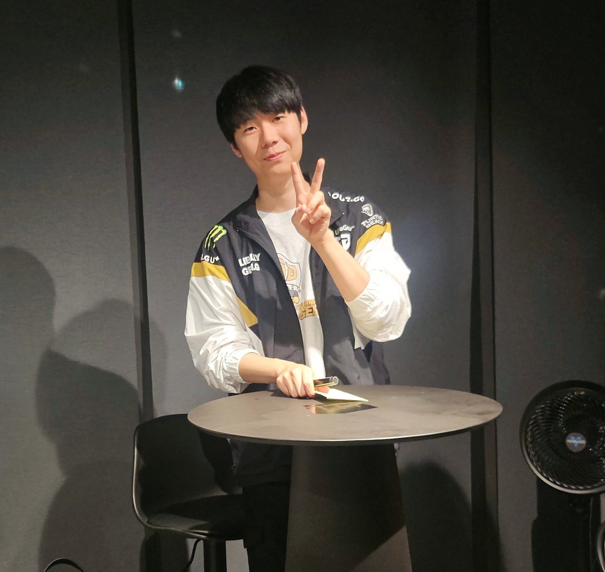 핸드폰 보고 포즈 취해주는 
헨즈
#리헨즈 #Lehends