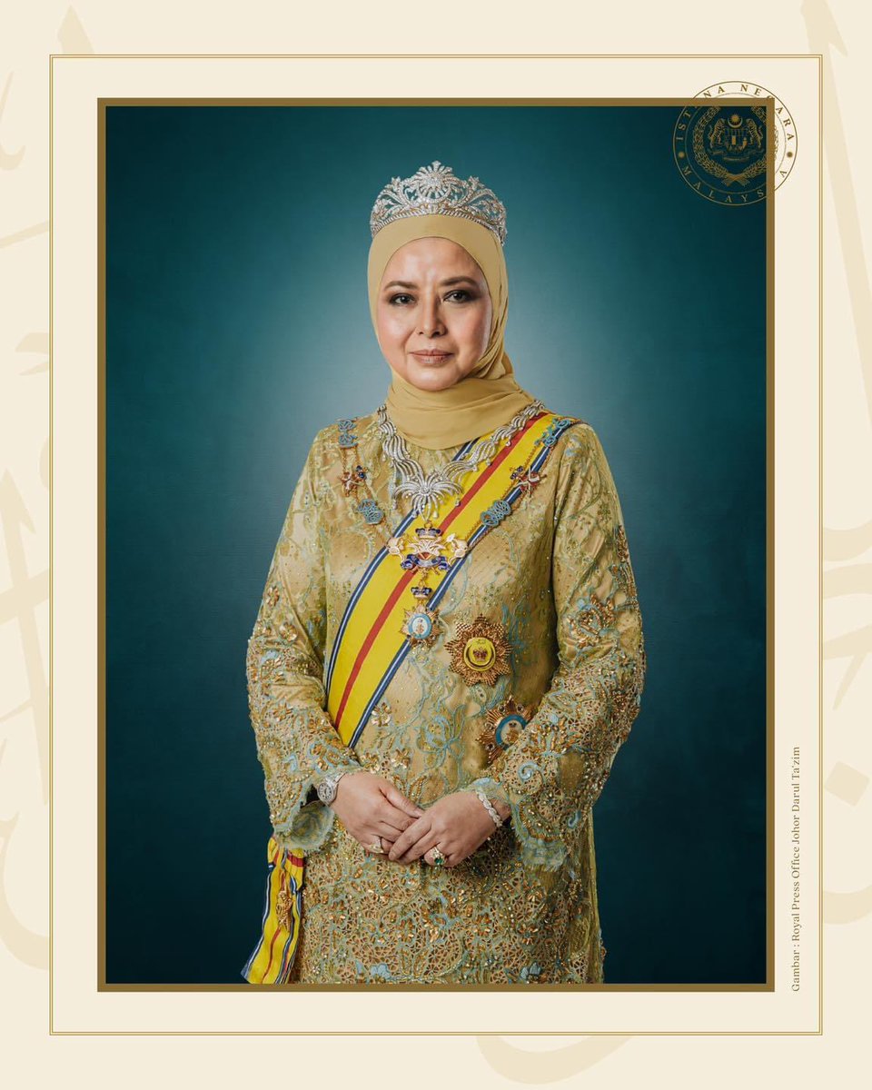 Official portrait of Sultan Ibrahim and Raja Zarith Sofiah, the King and Queen of Malaysia, in full regalia ahead of his coronation on July 20.

The wearing of the tengkolok headdress is not part of the Johor tradition. This is the first time Sultan Ibrahim is seen wearing it.