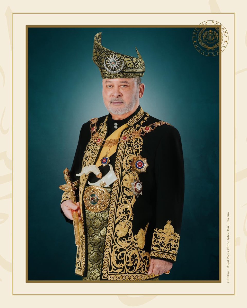 amerhadiazmi's tweet photo. Official portrait of Sultan Ibrahim and Raja Zarith Sofiah, the King and Queen of Malaysia, in full regalia ahead of his coronation on July 20.

The wearing of the tengkolok headdress is not part of the Johor tradition. This is the first time Sultan Ibrahim is seen wearing it. https://t.co/CuCzzyPkma