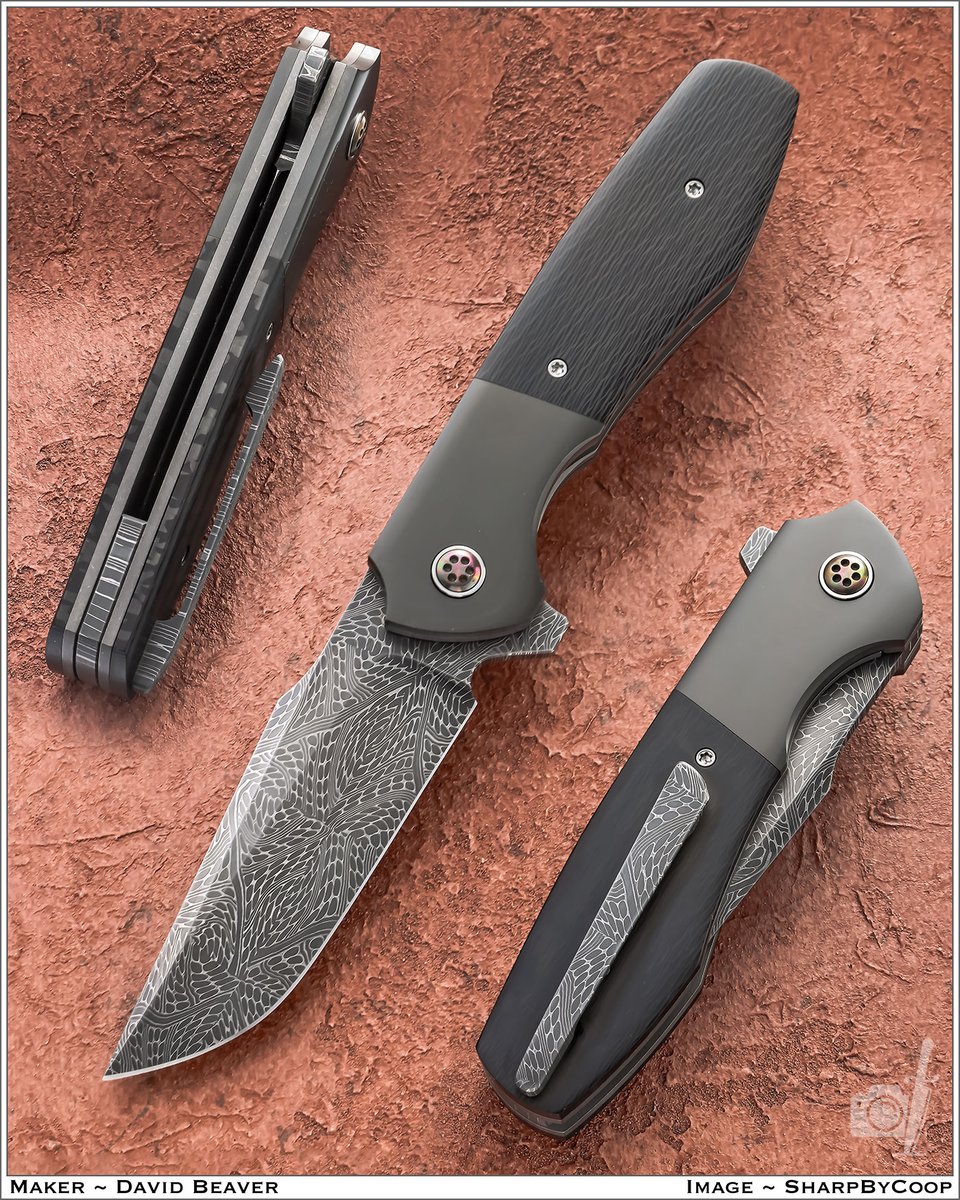 sharpbycoop's tweet photo. SPACE AGE component! @DCBCustoms incorporates Aletai meteorite into the bolsters for the UNIVERSE appeal.

#1: 3.5" Damasteel, vintage emerald green Micarta, zirconium accents.

#2: 3.5" Chad Nichols steel, Zirconium bolster, crosscut CF scales. https://t.co/1hzdlBICRu