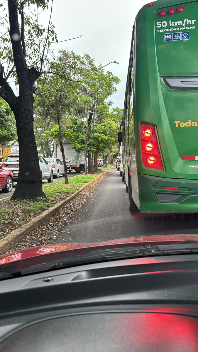 Shezzare's tweet photo. @Trafico_ZMG Av. 18 de marzo casi con su esquina en López Mateos con tráfico colapsado y percance por el carril central entre dos vehículos evite la zona https://t.co/MsIuvqIqE6
