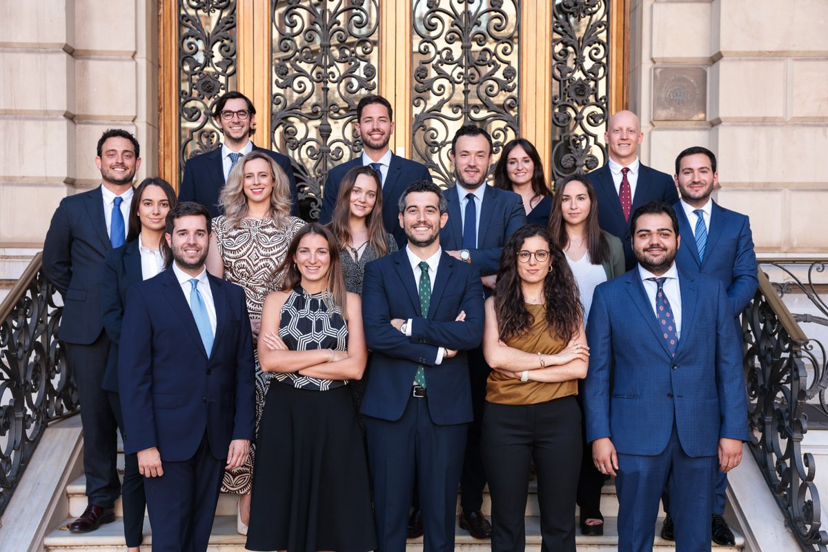 ICABarcelona's tweet photo. 🔊 @AxSalvador ha estat reelegit president del @GAJBarcelona i liderarà durant dos anys més un nou comitè executiu format per 16 persones (7 advocades i 9 advocats), que treballaran per defensar els drets i interessos dels +6.000 advocats/des joves de BCN.
https://t.co/YsuGNXwJog https://t.co/4F80mUu1Io