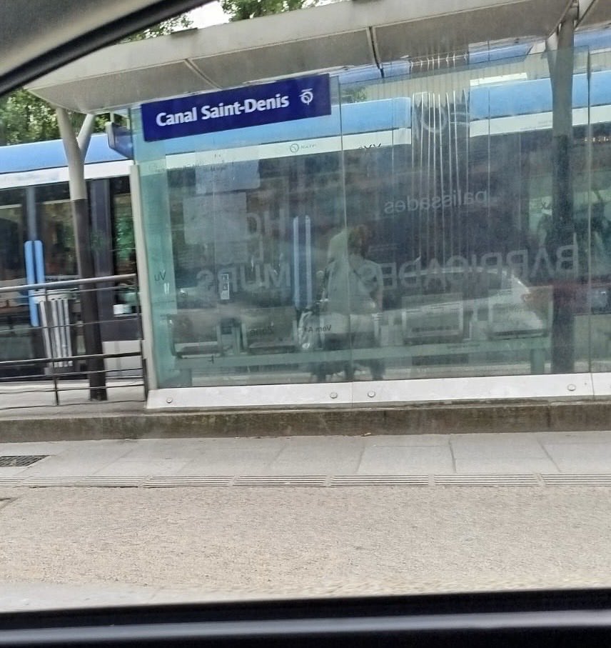 Quelle efficacité la RATP en quelques heures ils résolvent le problème… des autocollants. Pour les dealers silence radio ! #crackzone #rosacraque ⁦<a href="/ClientsRATP/">Service Client RATP👌</a>⁩ ⁦<a href="/prefpolice/">Préfecture de Police</a>⁩ ⁦<a href="/LeParisien_75/">Le Parisien | Paris</a>⁩ ⁦<a href="/TF1Info/">TF1Info</a>⁩ ⁦<a href="/LCI/">LCI</a>⁩ ⁦<a href="/afpfr/">Agence France-Presse</a>⁩ ⁦<a href="/Paris2024/">Paris 2024</a>⁩