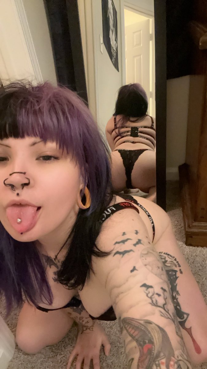 mulletsenpai's tweet photo. Not new to nsfw but new pinned🥰
Looking for moots🖤
🦇Subby puppy
🦇she/her, bi
🦇 24
🦇5’2
🦇hard &amp; soft kinks
🦇anime, horror, book nerd, introvert 
🦇dms open to moots only
🦇MDNI 
✨Like &amp; rt to be moots✨ https://t.co/v4QbqLoHyr