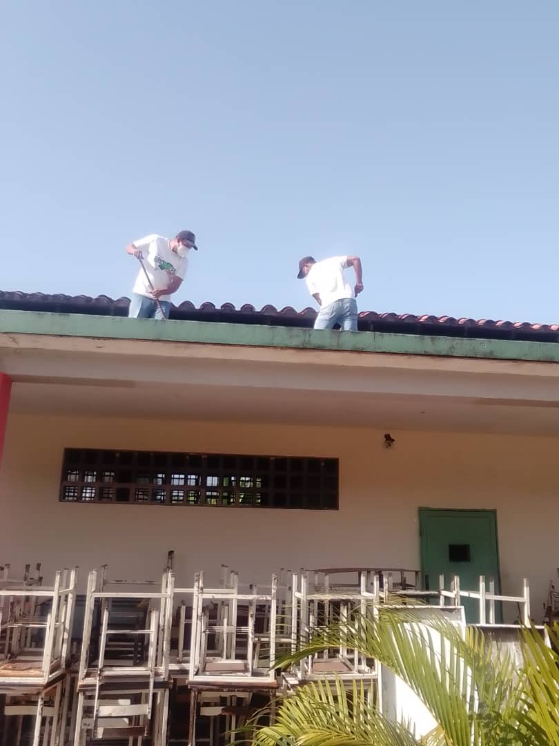 CDCESucre's tweet photo. Las #Bricomiles continúan trabajando en la recuperación de la U.E "José Luis Ramos", la cual fue afectada por la crecida del #RíoManzanares. Este gran equipo realiza limpieza del techo y remoción de lodo en las adyacencias de esta institución. 

#OperaciónCumanacoa
#Cumanacoa https://t.co/CUDzeOlDtb