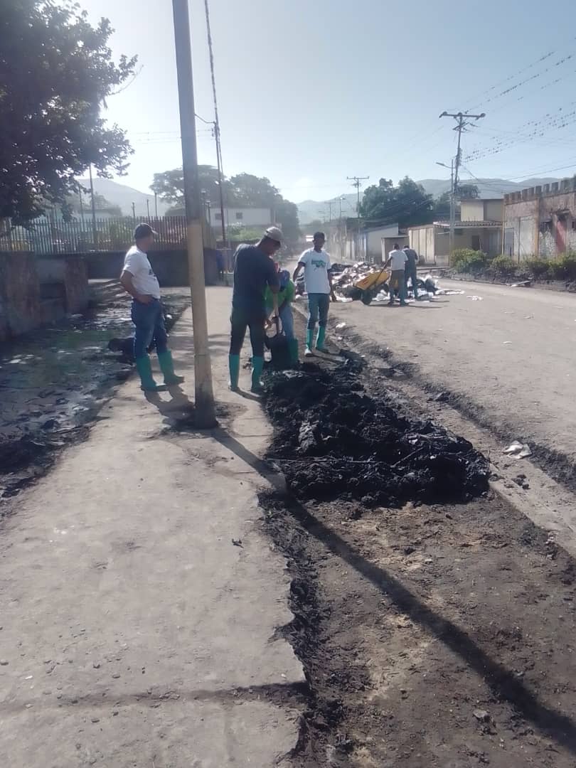 Las #Bricomiles continúan trabajando en la recuperación de la U.E "José Luis Ramos", la cual fue afectada por la crecida del #RíoManzanares. Este gran equipo realiza limpieza del techo y remoción de lodo en las adyacencias de esta institución. 

#OperaciónCumanacoa
#Cumanacoa