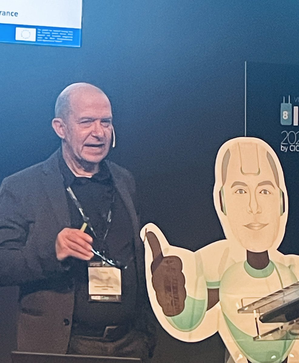 DOliiFontaine's tweet photo. TB robot๐ค accompagned by TB ๐จโ๐ฆฒare doing an oral communication in #iseecap24 at @energigune_brta https://t.co/SdReGxngVg