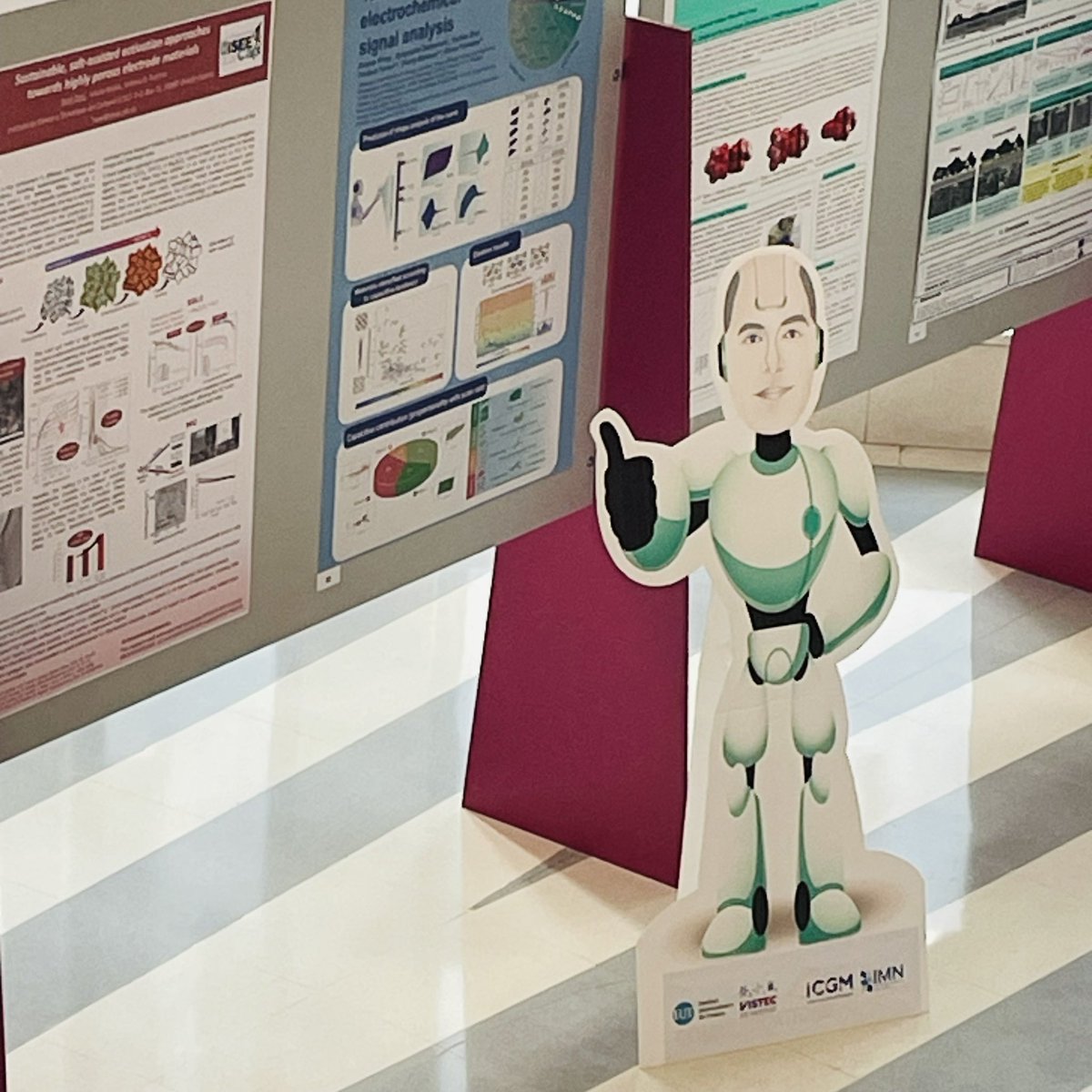DOliiFontaine's tweet photo. TB robot๐ค accompagned by TB ๐จโ๐ฆฒare doing an oral communication in #iseecap24 at @energigune_brta https://t.co/SdReGxngVg