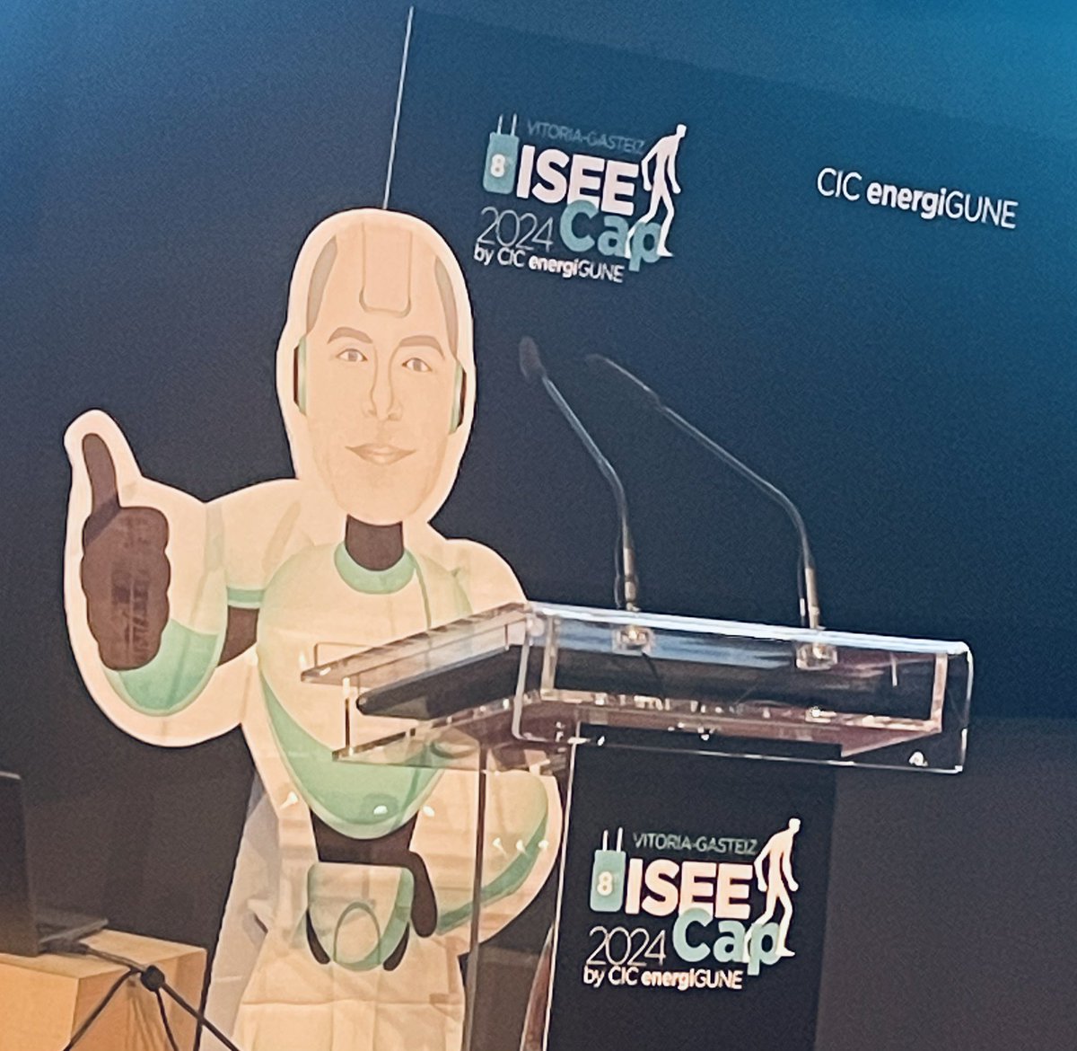 DOliiFontaine's tweet photo. TB robot๐ค accompagned by TB ๐จโ๐ฆฒare doing an oral communication in #iseecap24 at @energigune_brta https://t.co/SdReGxngVg