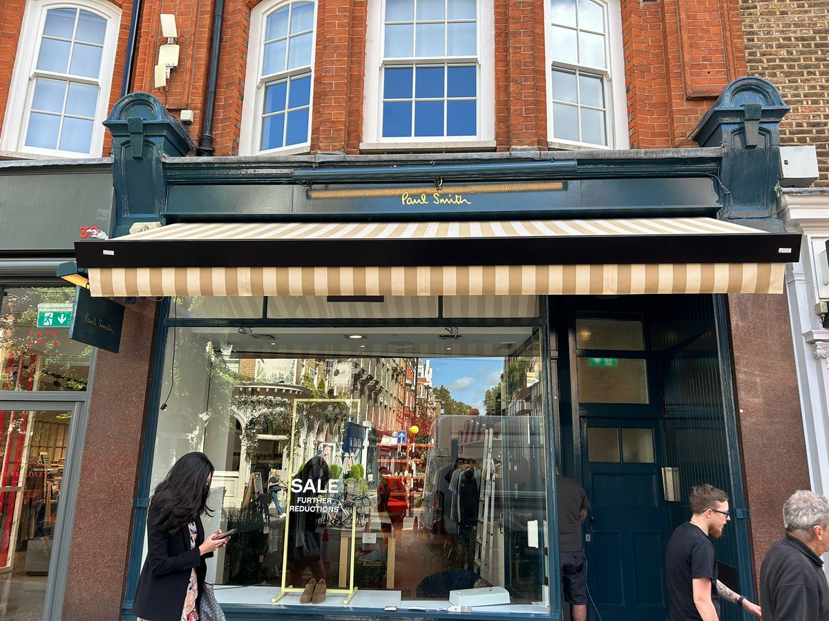 The iconic designer, Paul Smith, took delivery of a new Weinor N2000 motorised awning, with a Somfy motor and wire free wall switch recently to their store on Marylebone High Street.  The N2000 is a specialist awning for niche installations as the
radiantblinds.co.uk/1-x-weinor-n20…
