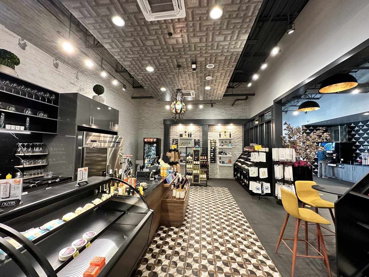 retailbetter's tweet image. Just stumbled upon Rogers Market in #Sarasota - a pleasant surprise! Our design team is in love with the #modernconvenience. Heading back soon with the team. Have you been to #RogersMarket? #retailenvironments #retailmarketing #designinspo #storeswelove