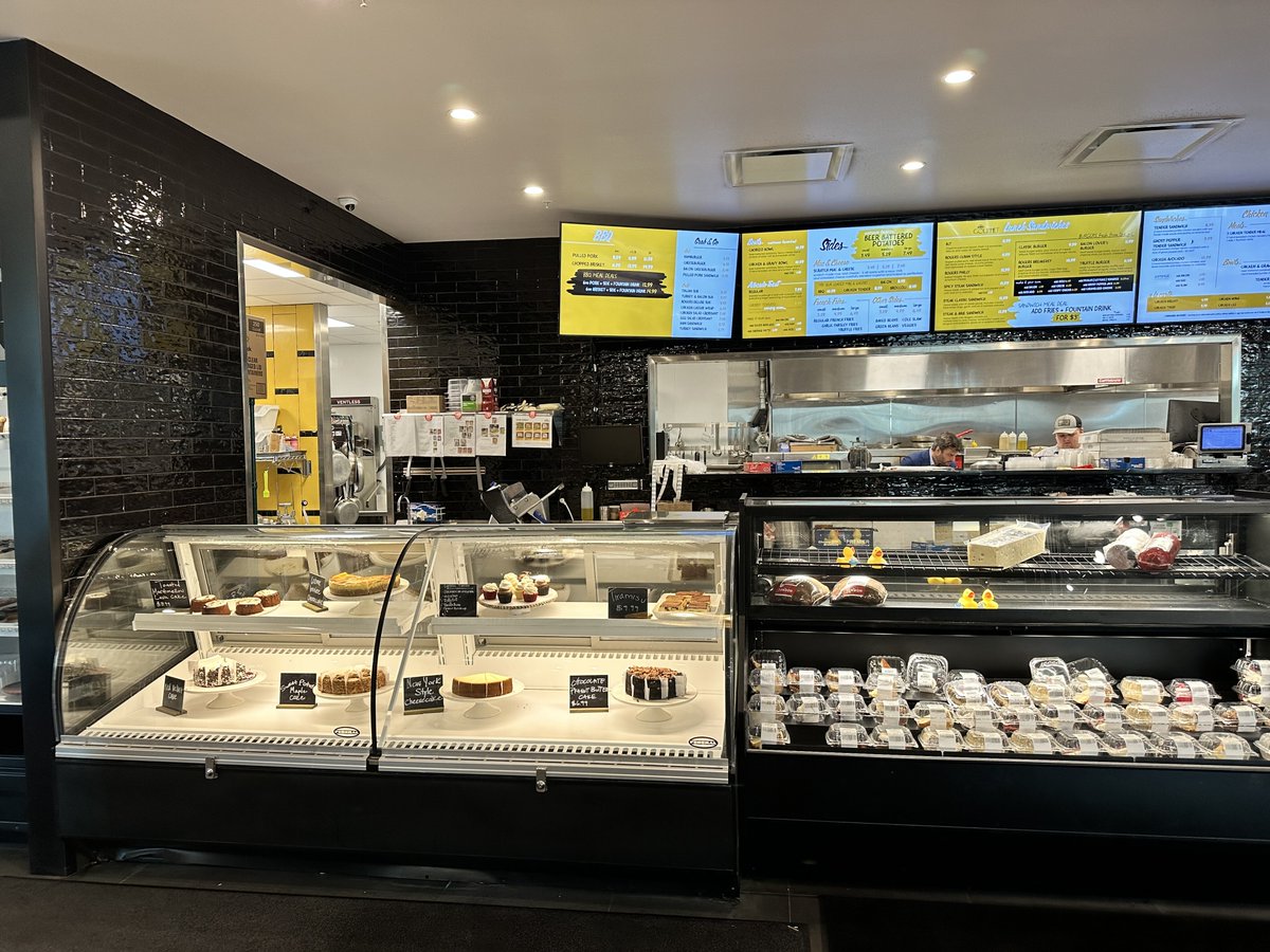 retailbetter's tweet image. Just stumbled upon Rogers Market in #Sarasota - a pleasant surprise! Our design team is in love with the #modernconvenience. Heading back soon with the team. Have you been to #RogersMarket? #retailenvironments #retailmarketing #designinspo #storeswelove