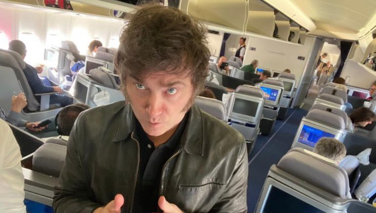 MatiAromi's tweet photo. BOLUDO, MILEI VOLVIO DE BRASIL EL DOMINGO jakaajkajaja y HOY a la madrugada viaja a Estados Unidos, paso CUATRO DIAS en el país, se va de nuevo, no consigue inversiones, hace un circo y a vos te dice QUE HAGAS EL ESFUERZO jaakajak es la estafa piramidal mas grande de la historia. https://t.co/MTieaR0t47