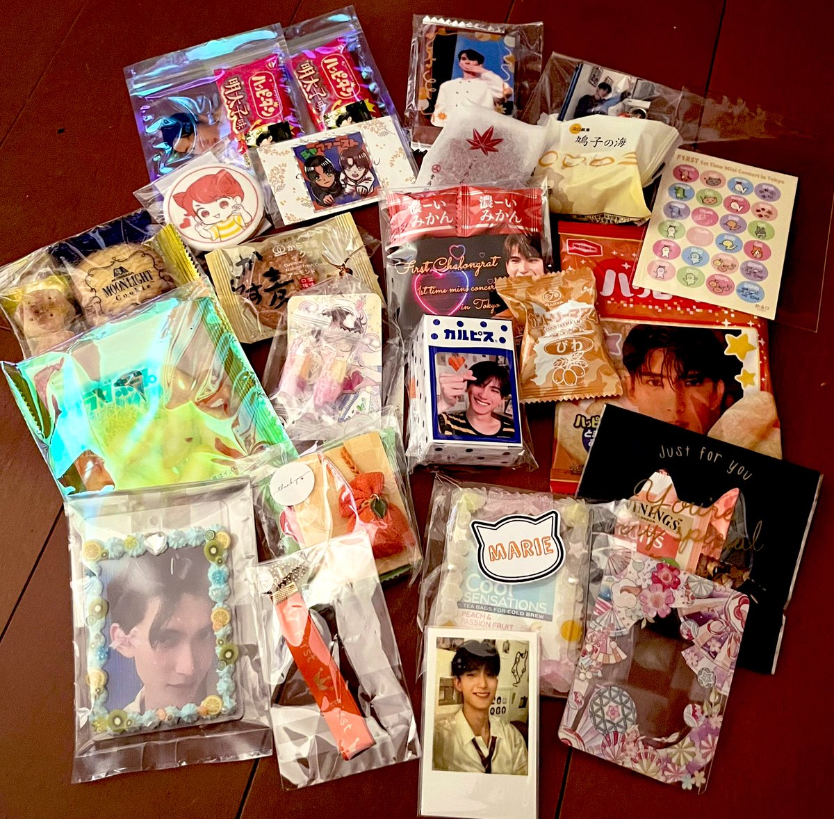 hiroron1107's tweet photo. 遅くなりましたが、みなさんから頂いたセンス溢れる素敵なgiveaway😍ありがとうございました🙏2枚目の下部は2ショとFirstくんが書いてくれたメッセージ🧡2枚共Smileが書いてあってニッコリしちゃう😊
#First_Chalongrat #รักแรกของเฟริสท์
#First1stTimeMiniConcert
#MakeaWishwithFIRST https://t.co/huuV7HRPP4