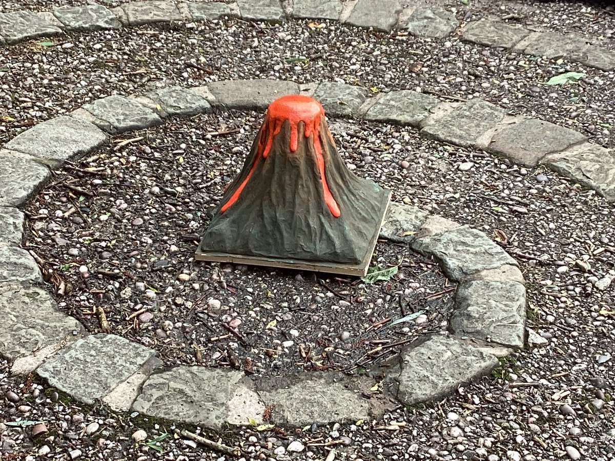 G_HamiltonClass's tweet photo. Today in year 4, we watched a volcano erupt using baking soda, vinegar and food colouring. We have a lot of fun!🌋 https://t.co/iCHK6u1UTG