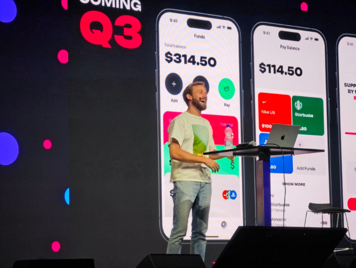 PolkadotEspanol's tweet photo. El CEO de @paritytech, Björn Wagner (@bjornwgnr) acaba de anunciar el lanzamiento de Polkadot Pay 📱, una app móvil que ayudará a simplificar la incorporación de nuevos usuarios al ecosistema.

Sin frase semilla, con soporte en más de 35 países 🌏 y con 20% de cashback en DOT por cada compra, esta aplicación llegará en el tercer trimestre del 2024.

Esta App estará en el ecosistema gracias a un esfuerzo conjunto 🤝 entre Parity Technologies, @NovasamaTech, y el equipo de @RaiseApp
