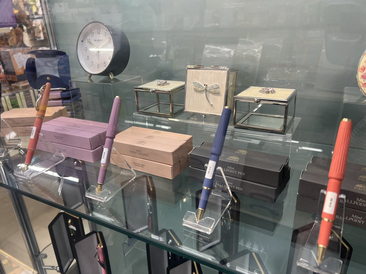 These beautiful pens and trinkets make the perfect thank-you gift for teachers🧑‍🏫🎁 #paperweight #trinkets #pens #teachergifts