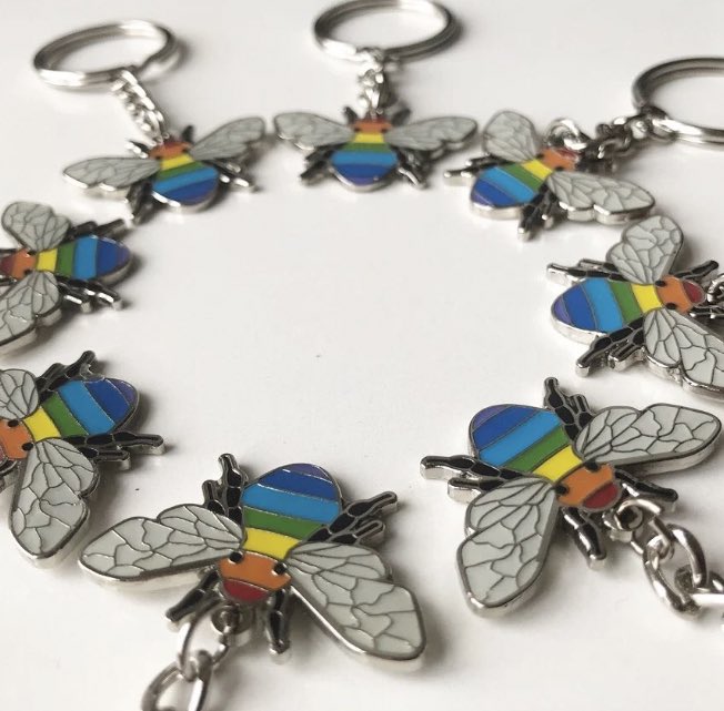 manchesterbeeco's tweet image. The #rainbow #bee #keyring #abeeforyourkey 🌈🐝 #pride #manchesterbee
Find here at ManBeeCo OnLine : manbeeco.co.uk/product/rainbo…