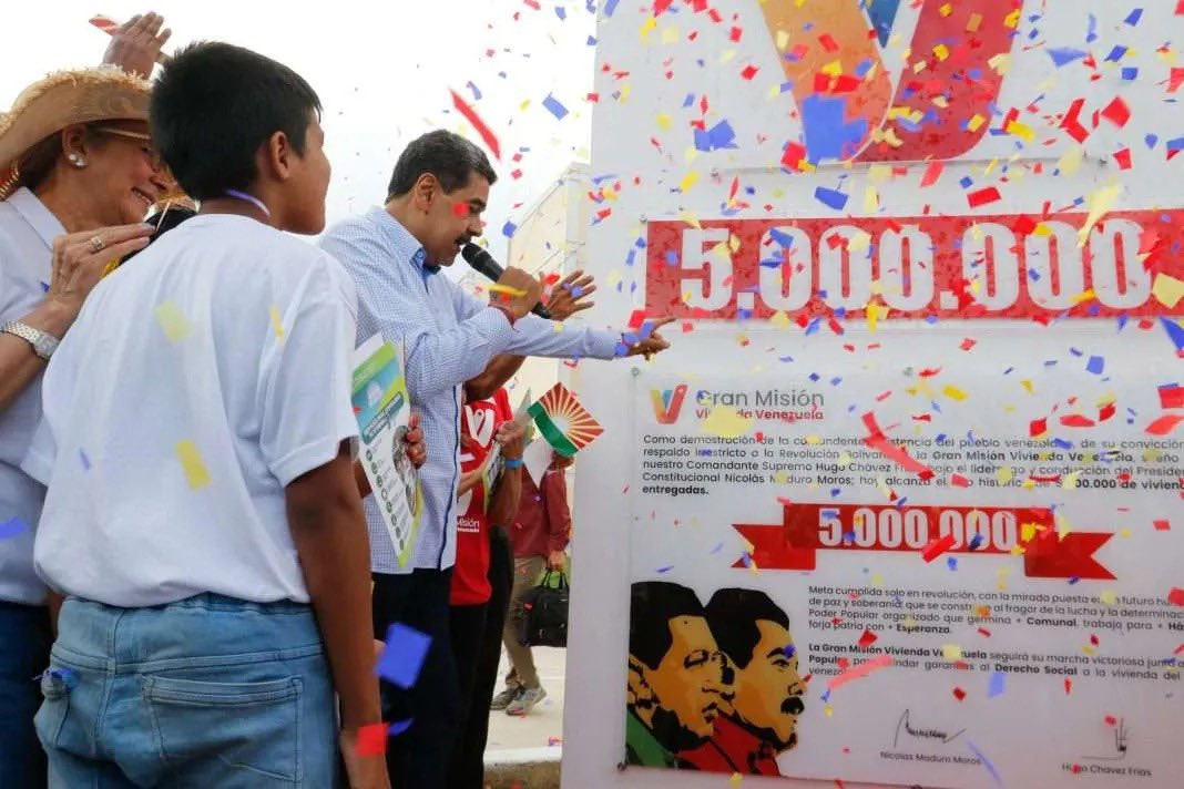 AngelPComuna's tweet photo. El presidente @NicolasMaduro  nos orientó presentar una primera propuesta de metodología para organizar los proyectos de viviendas en los 4500 circuitos comunales del país, nos dijo: cada circuito debe activar los comités de vivienda, comité de contraloría y comité de finanzas de cada consejo comunal para ir a la Gran Asamblea de ciudadanos y ciudadanas a organizar el proyecto de viviendas nuevas y viviendas por culminar. Siempre en cada comunidad hay las prioridades en familias con algún caso de salud o alguna condición especial. Pronto vamos hacer un encuentro con las AVV tenemos mucho que hablar para ver nuestros sueños realizados. 
Vamos pa' lante 🇻🇪
@delcyrodriguezv