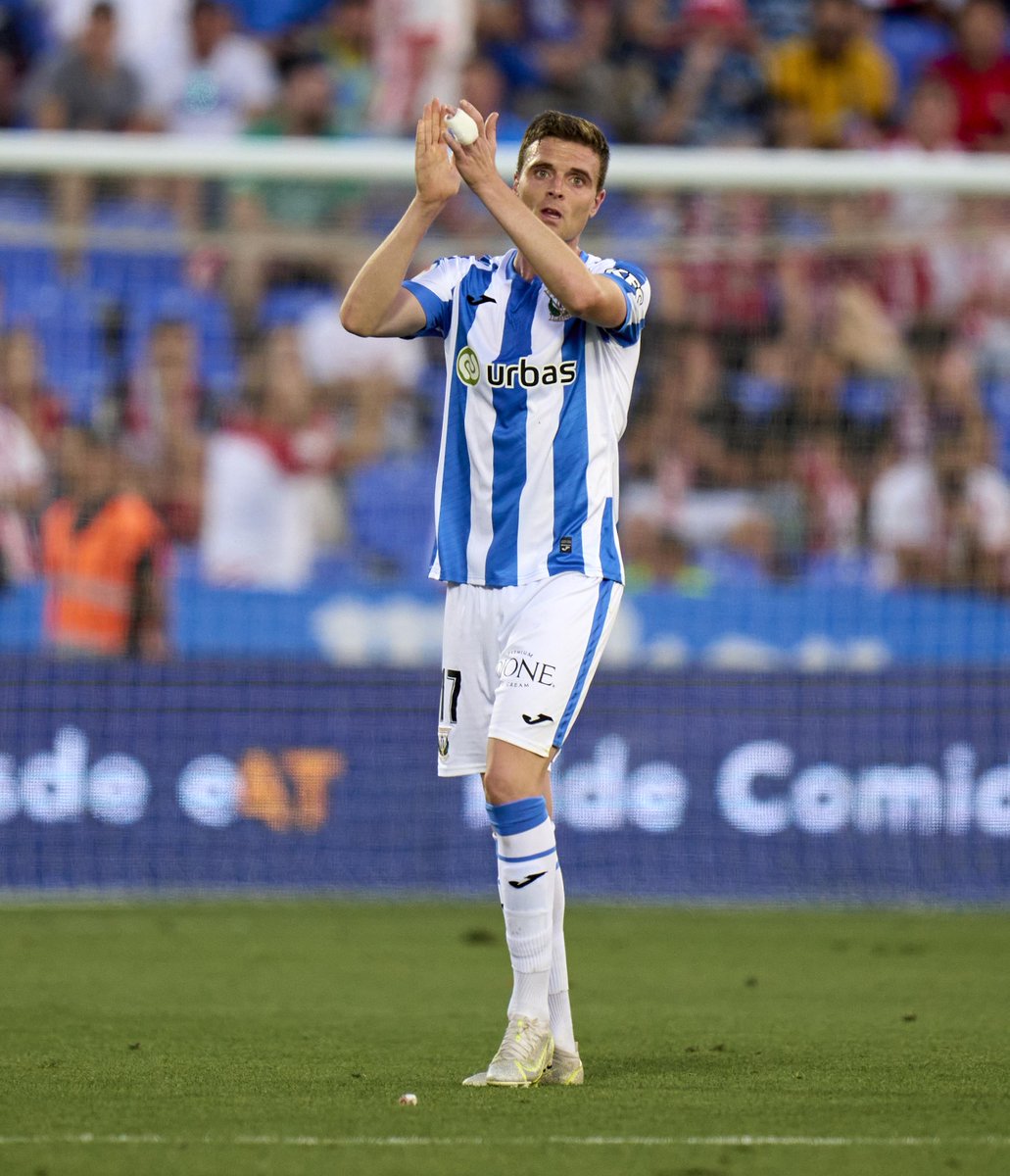 CDLeganes's tweet photo. 🤍💙Hoy cuelga las botas la leyenda Don Javier Eraso Goñi.   

⚽️ 7 temporadas y 215 partidos con el C.D. Leganés

🙌🏻 #GraciasEraso https://t.co/Kt2AJB9c9X