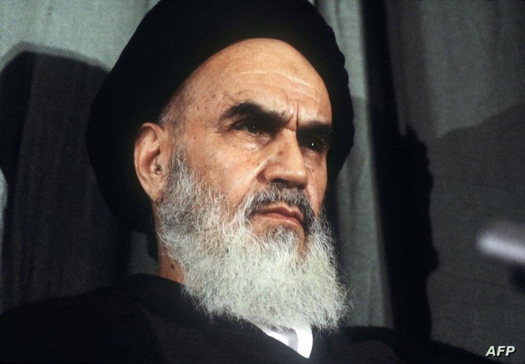 Omarm908's tweet photo. #ترجمة الهالك الخميني الرافضي  المجوسي لا رحم الله فيه مغرز إبرة

كشفت صحف بريطانية عن اسم الخميني الرسمي وهو *"ﺭﻭﺯبة ﺑﺴﻨﺪﻳﺪﺓ"* والده من جنوب الهند من السيخ وأمه ﺑﻨﺖ ﺍﺣﺪ ﻛﺒﺎﺭ كهنة معبد ﺍﻟﺴﻴﺦ في كشمير.

هاجر والد الخميني إلى بلدة خمين وكان فقيرا فنزل بجوار معمم ينتسب للموسوية وكان يشاهد الناس الفقراء وهم يقدمون القرابين للسيد رغم فقرهم فتنبه.

رأى والد الخميني الناس وهم يقدمون القرابين للمعمم رغم فقرهم فترك ديانة السيخ واعتنق ديانة الشيعة وظل يخدم المعمم ويسترزق منه حتى مات المعمم.

والد الخميني الهندي قبل ان يتحول من السيخية الى دين الشيعة كان اسمه سينكا وسمى نفسه أحمد خادم الموسوي " أي خادم المعمم الموسوي ".

شقيق الخميني أصر على اسم عائلته واسمه آية الله مرتضى بسنديدة ابن سينكا والخميني غير اسمه لاسم المعمم الذي كانوا يخدمونه وسمى نفسه الموسوي.

في بداية حياة الخميني كان يكتب بخط يده في كتبه ورسائله بأنه هندي وكان يذيل اسمه بالهندي ثم تغير فجأة إلى موسوي وسيد وغير العمامة لسوداء.

رفضَ شقيق الخميني أن يغير اسمه من عائلة سينكا إلى موسوي ورفض تغيير عمامته إلى سوداء فحبسه الخميني ومنعه من الظهور أمام الناس حتى قُتِلَ !.

أول هندي من ديانة السيخ يحكم إيران بالحديد والنار ويستعبد الشيعة ويأخذ أموالهم ويتمتع بنسائهم "هو الخميني ابن سينكا الهندي شقيق بسنديدة".

لازال كثير من الشيعة لحد الآن يظنون أن الخميني فعلا من آل البيت بسبب الحملة الدعائية التي حاول الخميني عبرها أن يظهر للشيعة كسيد بعمامة سوداء!.

وضع الخميني شعار أجداده السيخ وسط العلم الإيراني كرمز لأصوله وأوهم أتباعه بأن هذاالشعار هو لفظ الجلالة !.

والد الخميني بعد اعتناق دين الشيعة اشتغل بعمل الحروز والسحر بالإضافة لتعاونه كمخبر مع بريطانيا وكان شديد الذكاء وشديد الولاء لعمله مع المستعمر.

كافأت بريطانيا والد الخميني "سينكا" بوظيفة في قصر شاه إيران كسايس خيل وفي يوم من الأيام غضب منه رضا بهلوي غضباً شديدا فقتل والد الخميني هرب الخميني من ايران بعد مقتل والده الى العراق وخطط للثأر من رضا بهلوي وحينها تلقفته المخابرات الأمريكية والفرنسية واستضافوه في فرنسا.

بدأ شاه ايران يهدد مصالح المستعمر البريطاني وشركات النفط الأمريكية في ايران فقرروا تغييره ووجدوا الخميني صاحب ثأر فقرروا أن يجعلوا منه بطلا

.

كتبة الكاتب.. اية الله خواجة نصير فى كتابة " مالك ملك كيان " بلغة الفارسية