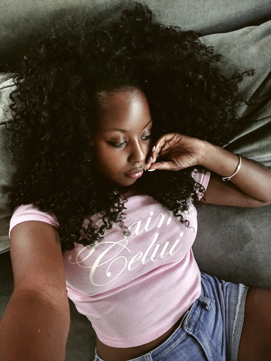 simonesvintage's tweet photo. Lounging * https://t.co/l71QUuHaB0