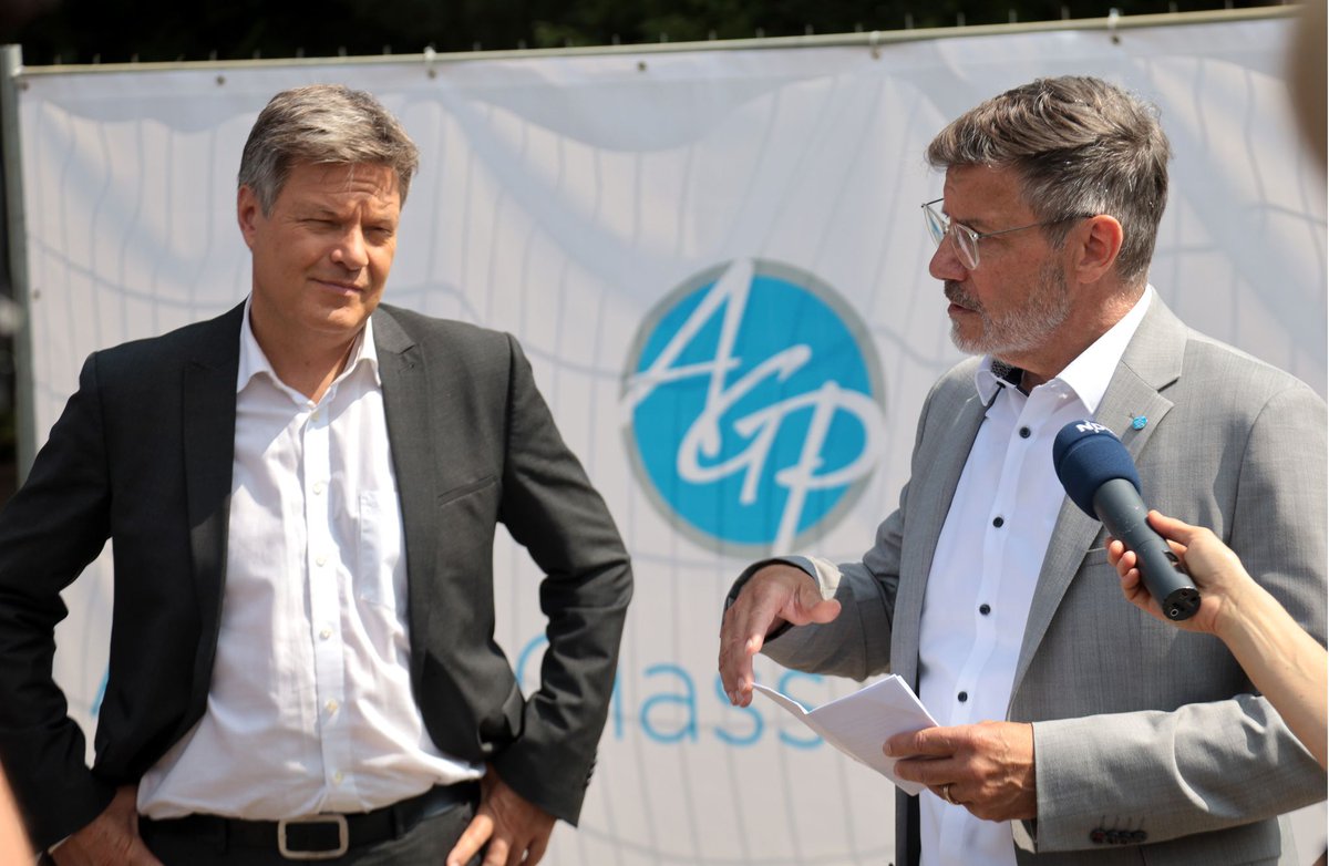 Colleagues at our glass production facility in Obernkirchen, Germany were delighted to welcome federal and local ministers to see our groundbreaking #NextGenFurnace produce #lowcarbonglass packaging.

#ArdaghGlassPackaging #AGPEurope #sustainablepackaging #sustainableglass