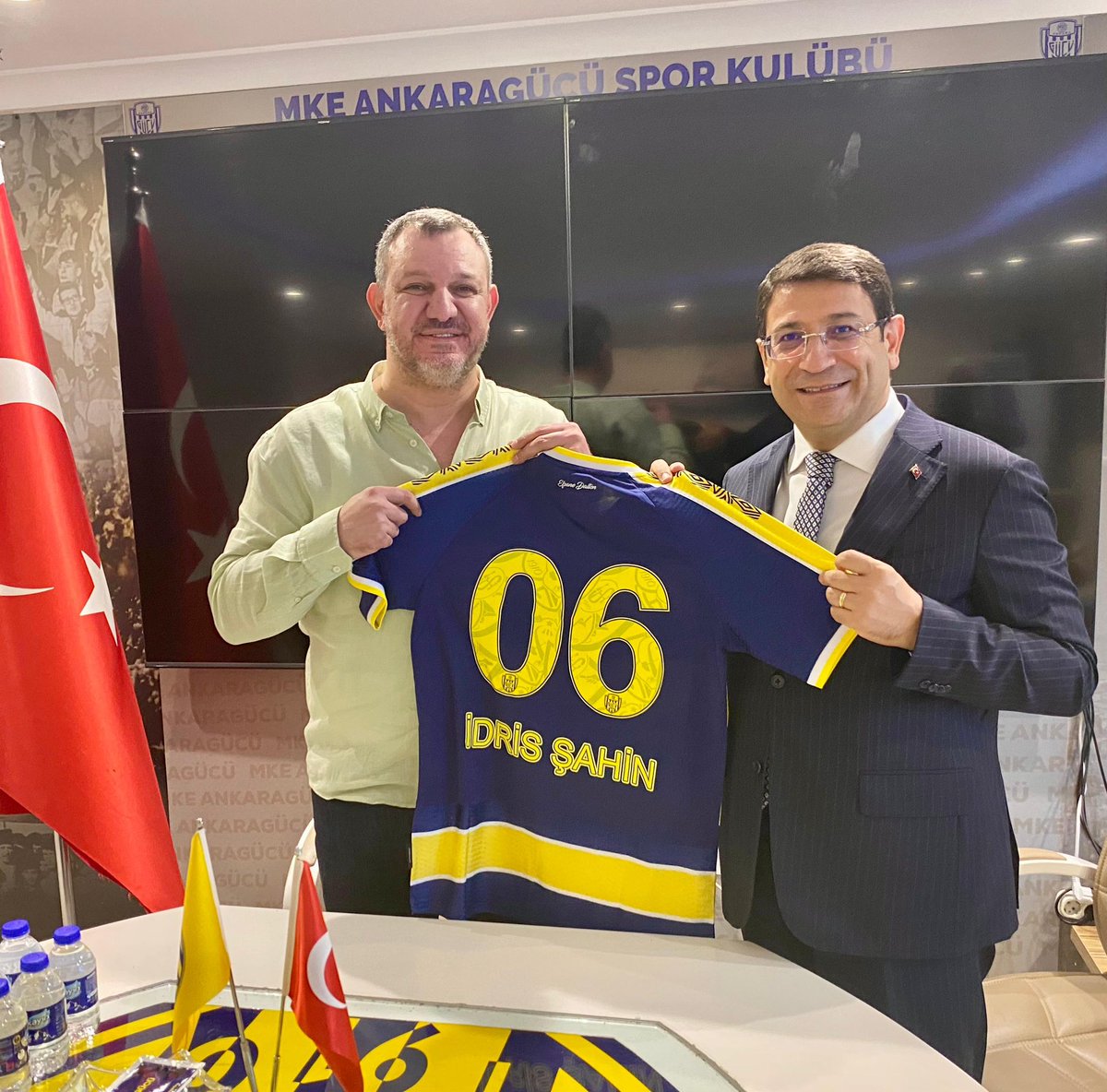 ErhanCelikEC's tweet photo. Genel Başkan Yardımcımız, Milletvekilimiz Sn. @avidrissahin, İl Başkanımız Sn. @elcinguloren_ ve teşkilatımızla birlikte şehrimizin takımı Ankaragücü’müzün yeni seçilen başkanı Sn.İsmail Mert Fırat’a ve yönetimine hayırlı olsun ziyaretinde bulunduk.

YAŞA, VAR OL, İMALAT-HARBİYE! https://t.co/QipJP24BNq