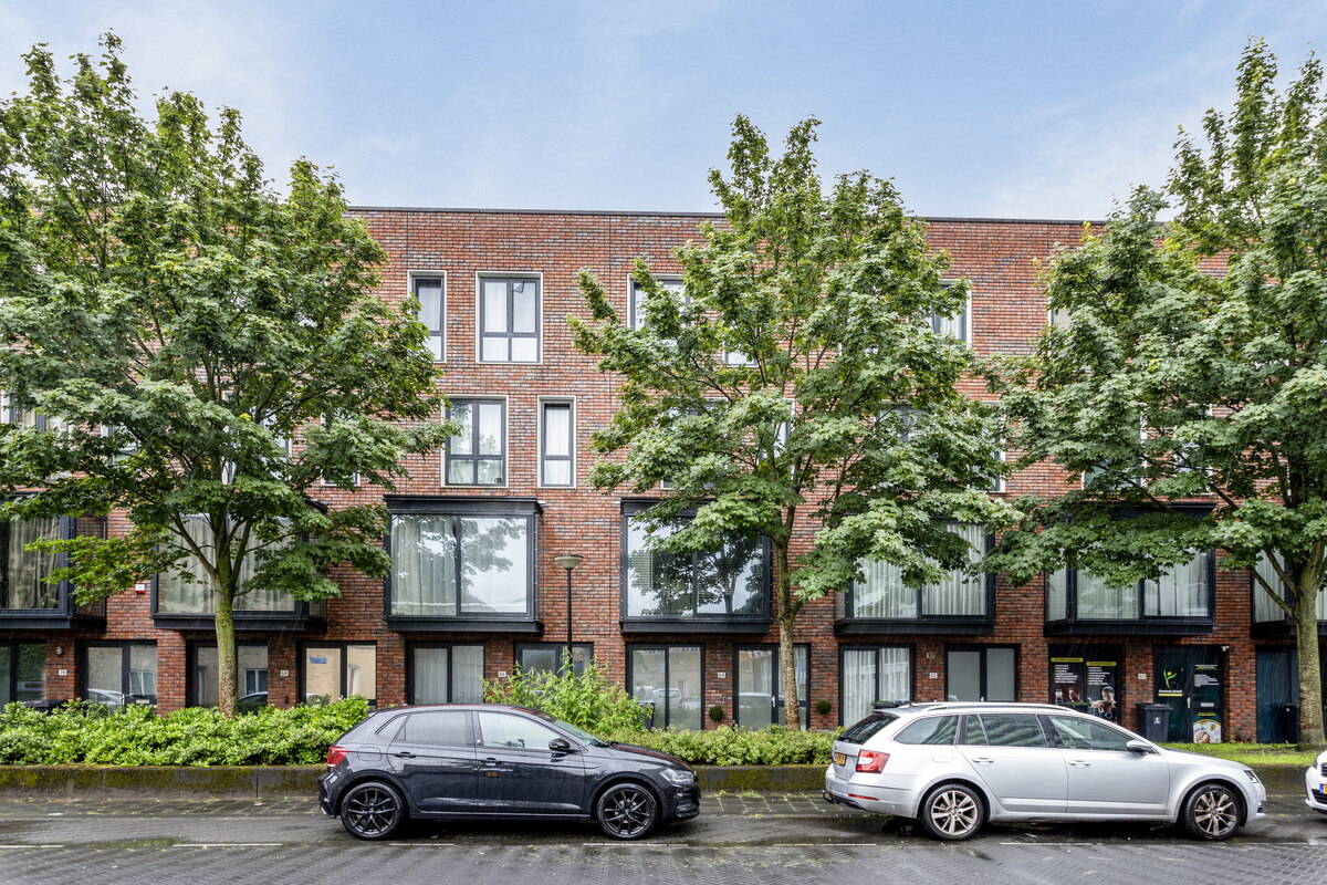 Dop Makelaars biedt aan: Claus van Amsbergstraat 64 te Amsterdam. 5 slaapkamers, 2 badkamers, eigen parkeerplaats.

Verkoopinformatie: dop.nl/woningen/claus…

<a href="/DopMakelaars/">Dop Makelaars</a> <a href="/funda/">funda</a> <a href="/Pararius/">Pararius</a> <a href="/AmsterdamNL/">Gemeente Amsterdam</a>
#dopmakelaars #funda #pararius #amsterdam #tekoop