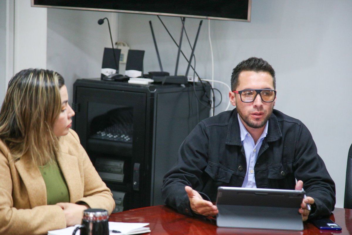 AlcaldiaTunja's tweet photo. El alcalde de Tunja, @ElRusoAlcalde lideró reunión con los representantes de la cooperativa de vendedores informales, Coopaz. En esta mesa de diálogo se logró llegar a los acuerdos que permitan que entre todos mejoremos el espacio público. https://t.co/SjvBNiOZWK
