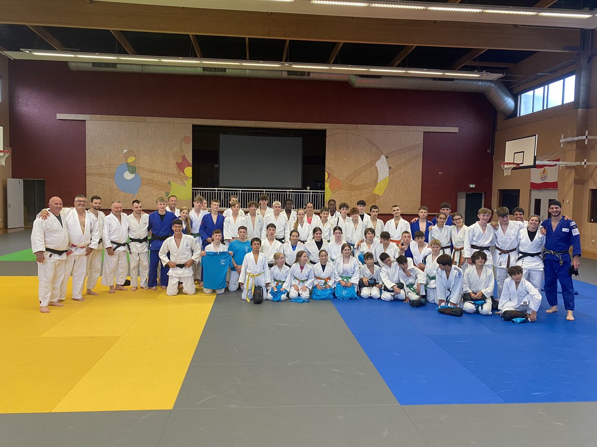 JpLeScornet's tweet image. Les tamaris de la salle Lucie Aubrac, l’antre du #JudoClubMayennais,  aux couleurs de l’Europe et du jumelage. Des jeunes judokas des villes de #Devizes de #Jesi et de #Belfast en stage dans le cadre d’un projet #Erasmus 👍🥋#judo #Mayenne