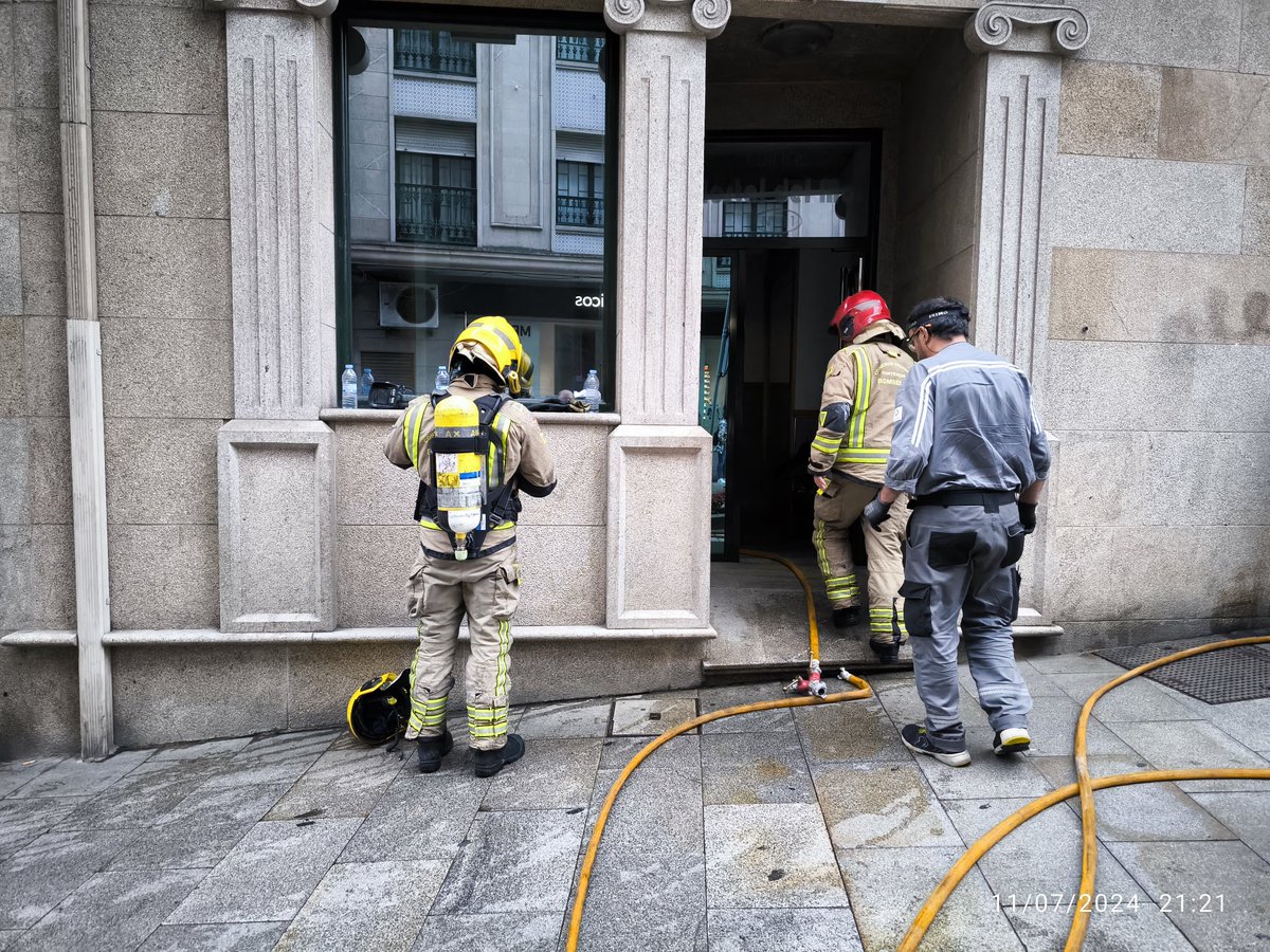 MarinoPatxi's tweet photo. Está tarde he tenido que dejar a la niña con una vecina para salir a un aviso de incendio en un garaje en Marín, ya que se movilizaron los parques de Morrazo y Salnes, con lo que como Jefe de Guardia mi obligación es asistir al incendio.

Está situación no debería darse, la jornada laboral del Jefe de guardia debe ser 100x100 presencial y salir inmediatamente desde el parque, no puede ser que dependa de una vecina que cuide a mi hija .... 👉Esto es inadmisible.

Finalmente la intervención fue controlada por la dotación de Morrazo y procedo a retirar a Salnes.... Aunque mi hija sigue con la vecina ..... Hasta que pude regresar.

Hagamos un servicio acorde a los derechos laborales, acorde al siglo XXI....