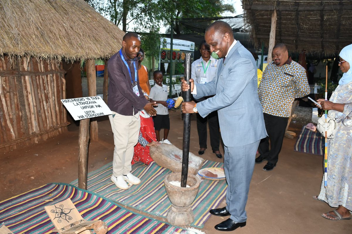 UbaloziMsumbiji's tweet photo. Mhe. Phaustine Kasike, Balozi wa Tanzania nchini Msumbiji atembelea mabanda mbalimbali katika Maonesho ya 48 ya Biashara ya Kimataifa ya Dar es Salaam (Sabasaba) yanayoendelea Jijini Dar es Salaam. https://t.co/CMmA1p7h0R