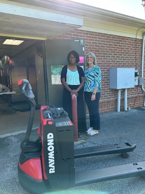 managesmarter's tweet image. It was delivery day on Wednesday for the staff and volunteers of United Christian Ministries in #EasleySC, who already are putting their motorized pallet jack to work! United Christian Ministries helps feed 8,000 individuals each year in Pickens County. #58for58