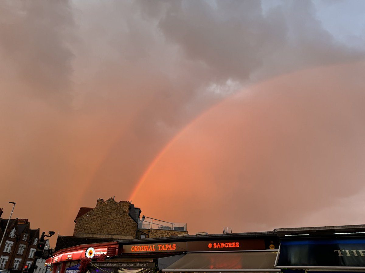 DukesyWeather's tweet photo. Spooky rainbow ⁦@Wimbledon⁩ https://t.co/0wFiDEadYo