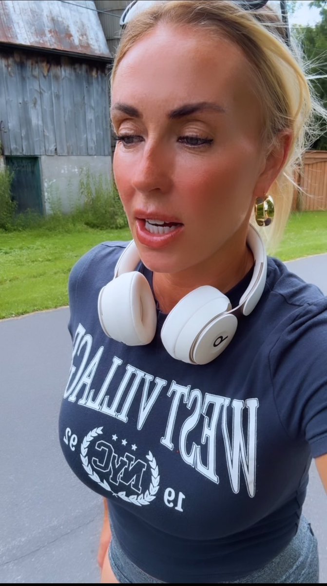 Brianne_TV's tweet photo. It’s been a hot second!It feels so good to take 5 minutes do something I also love. Rollerblading past the farmers fields and exploring all the things of nature. Being a mom of 3 with zero childcare and running a business is challenging, so finding 10mins. for me is FAB 🥰🌿🛼 https://t.co/T3NiIUG2GV