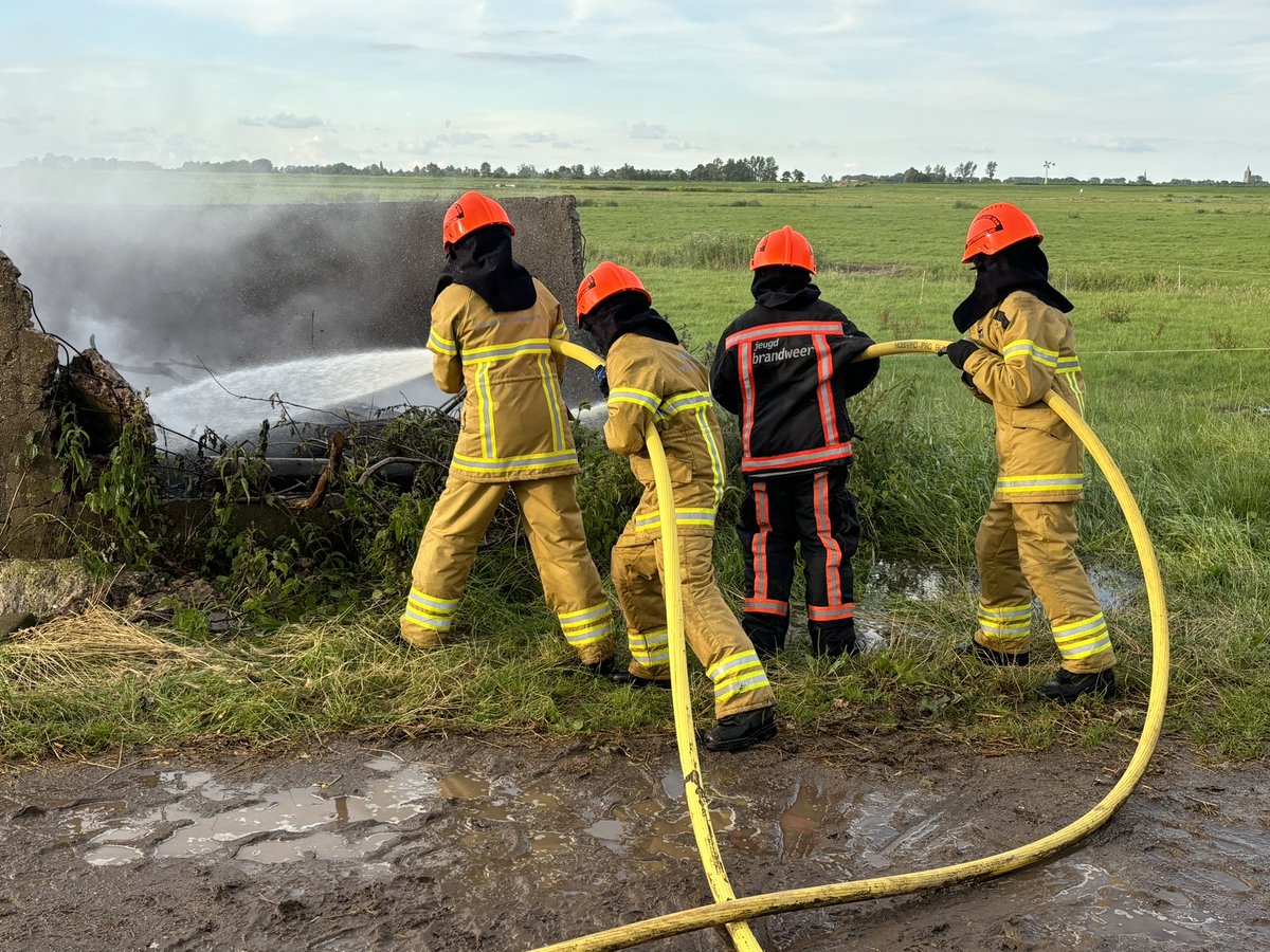 YFRTeam's tweet photo. Een keer een oefenavond met echt vuur wilde de jeugd. Dat is niet zo maar even geregeld maar onder goed toezien van de brandweer jeugdleiders kon onze jeugd in Broek in Waterland aan de gang met het blussen van een grote buitenbrand. https://t.co/d25lMkypKT