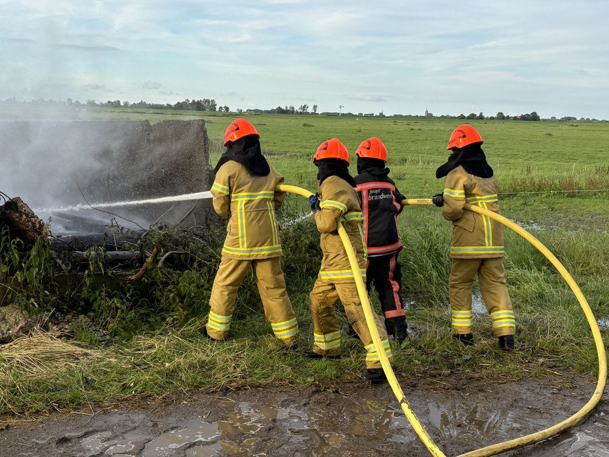 YFRTeam's tweet photo. Een keer een oefenavond met echt vuur wilde de jeugd. Dat is niet zo maar even geregeld maar onder goed toezien van de brandweer jeugdleiders kon onze jeugd in Broek in Waterland aan de gang met het blussen van een grote buitenbrand. https://t.co/d25lMkypKT