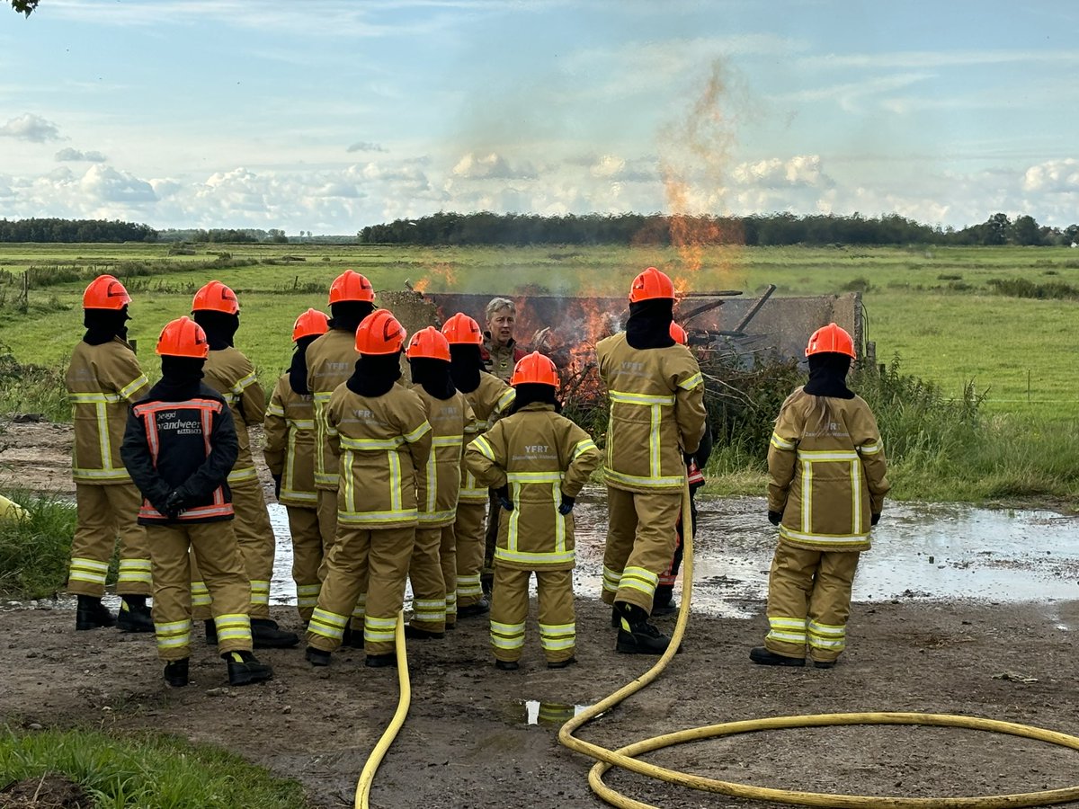 YFRTeam's tweet photo. Een keer een oefenavond met echt vuur wilde de jeugd. Dat is niet zo maar even geregeld maar onder goed toezien van de brandweer jeugdleiders kon onze jeugd in Broek in Waterland aan de gang met het blussen van een grote buitenbrand. https://t.co/d25lMkypKT