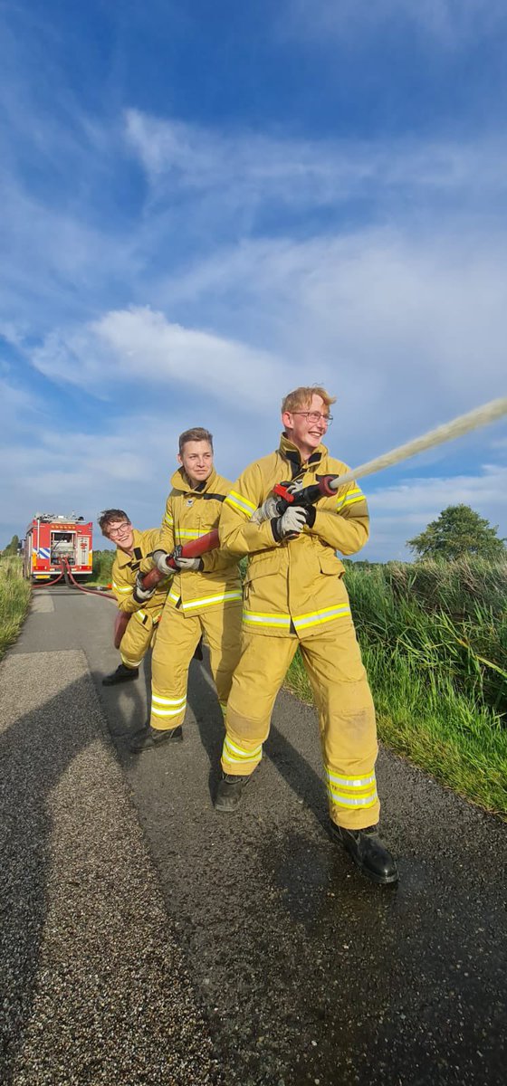 YFRTeam's tweet photo. Een keer een oefenavond met echt vuur wilde de jeugd. Dat is niet zo maar even geregeld maar onder goed toezien van de brandweer jeugdleiders kon onze jeugd in Broek in Waterland aan de gang met het blussen van een grote buitenbrand. https://t.co/d25lMkypKT