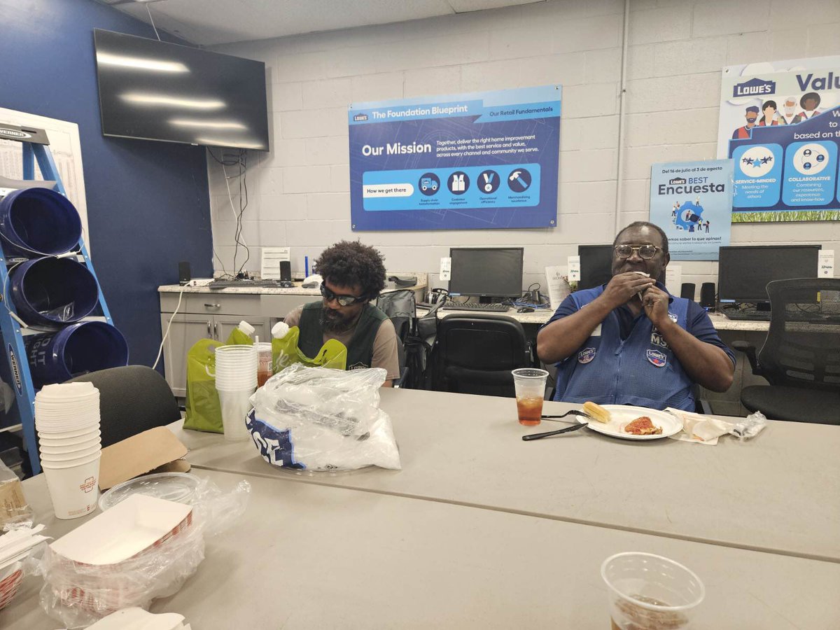 MST702 food looks great! Thank you Mike for putting it together! #R1MSTROCKS <a href="/LauraGibsonR1/">Laura Gibson</a> <a href="/BenitoKomadina/">Benito.Komadina@Lowes</a> @MYoungsonLowes <a href="/LowesAlexSantos/">Alex Santos</a> <a href="/BlueBoxR1/">@BlueBoxR1</a>