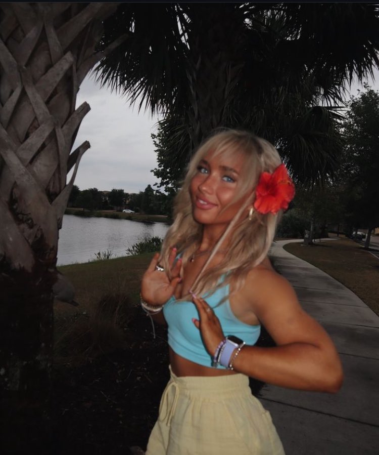 She’s just so fucking pretty to a point where it’s like are you even real😭