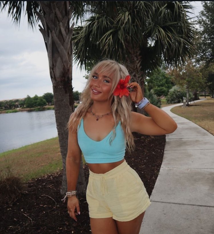 ceabarbies's tweet photo. She’s just so fucking pretty to a point where it’s like are you even real😭 https://t.co/Fwo7BXBqlC