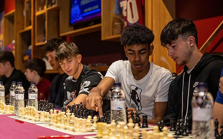 𝐋𝐚𝐦𝐢𝐧𝐞 𝐘𝐚𝐦𝐚𝐥 jugando ajedrez en una simultánea de ajedrez contra los prodigios de "La Masía".

¿Habrá sido el 𝐚𝐣𝐞𝐝𝐫𝐞𝐳 determinante para su nivel? ♟️