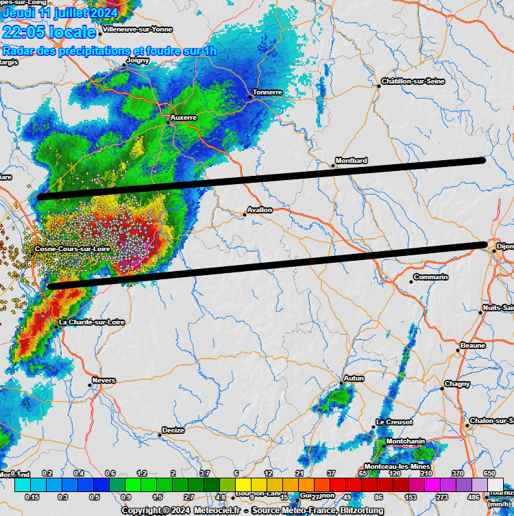 OrMeteo's tweet photo. [ #DIRECT ⛈️ ] On surveille très attentivement la progressivement d'une violente supercellule sur la Nièvre qui se dirige tout droit vers le secteur déjà bien sinistré de #Vitteaux avec un risque de grosse grêle, de fortes rafales de vent et de pluies diluviennes... https://t.co/3G7vZo66VL