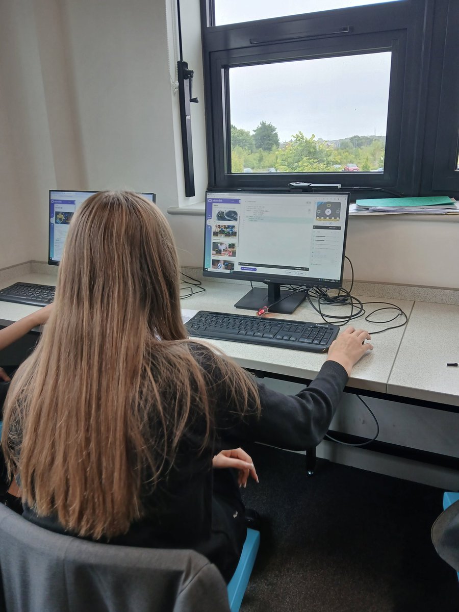 JTFSComputing's tweet image. Y10 took part in loads of post 16 tasters today as part of our JTFS Enrichment Week. In Computing both students and staff got stuck in to programming Microbits with Python🐉😎