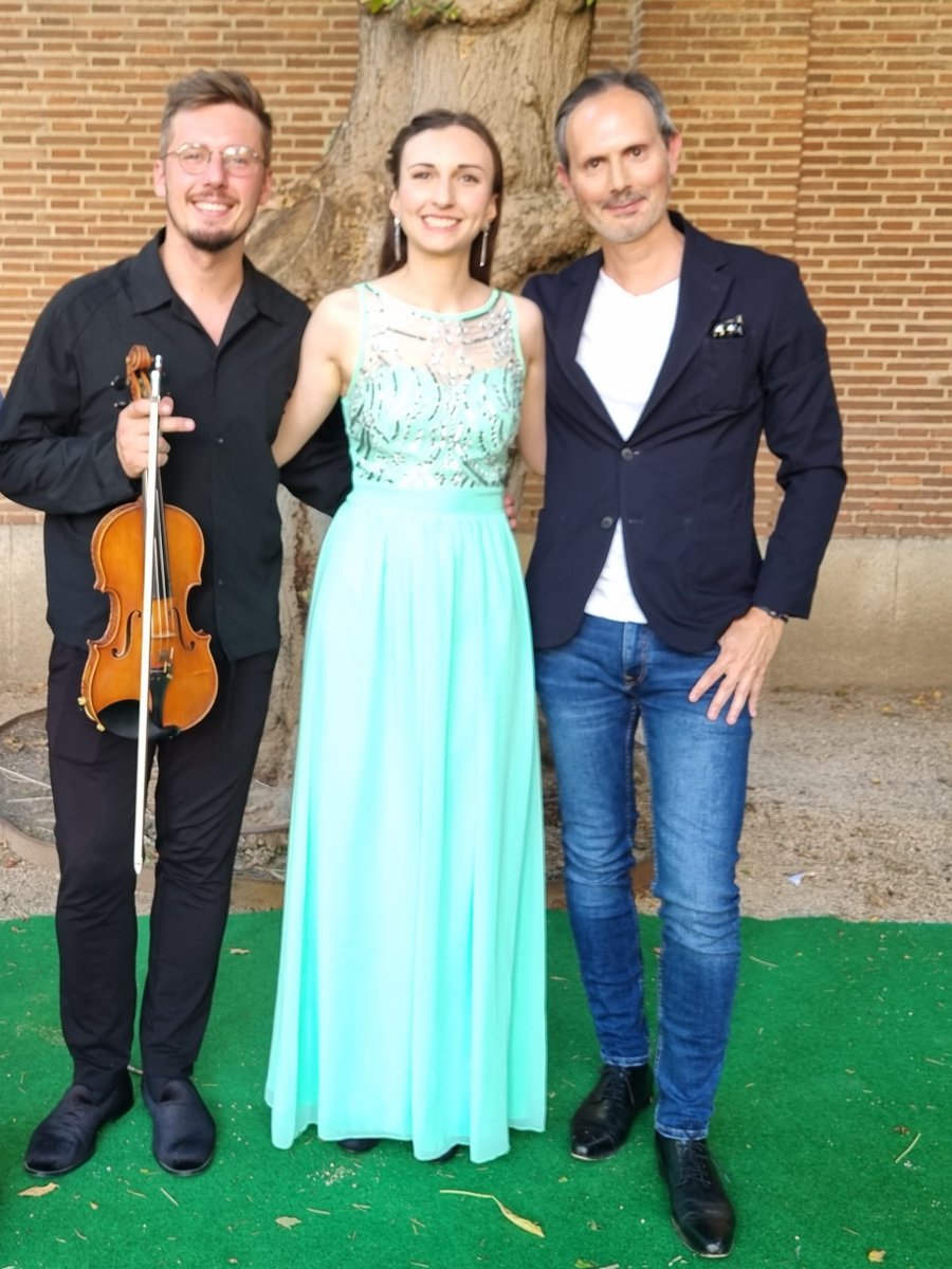 joacomirkin's tweet photo. Happy to meet my friend Anna Slizinova and her duo colleague violinist Sergii Maiboroda at @SefaradIsrael! Beautiful evening of performance songs by some of the most influential Jewish composers in classical music such as Offenbach, Weil and Bernstein. https://t.co/u1BLI6pPwe