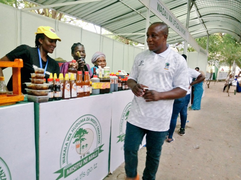 BawaAfrika's tweet photo. Famous Boxer from 🇹🇿 Karim Mandonga has reached out to entrepreneurs and sellers of honey products when he visited the @MNRT_Tanzania Pavilion at the #48th International Trade Fair (sabasaba) #Mandonga has praised Tanzanian honey after tasting it. @TFSAgency @apimondia @SilayoDos https://t.co/Til4zYgDlb